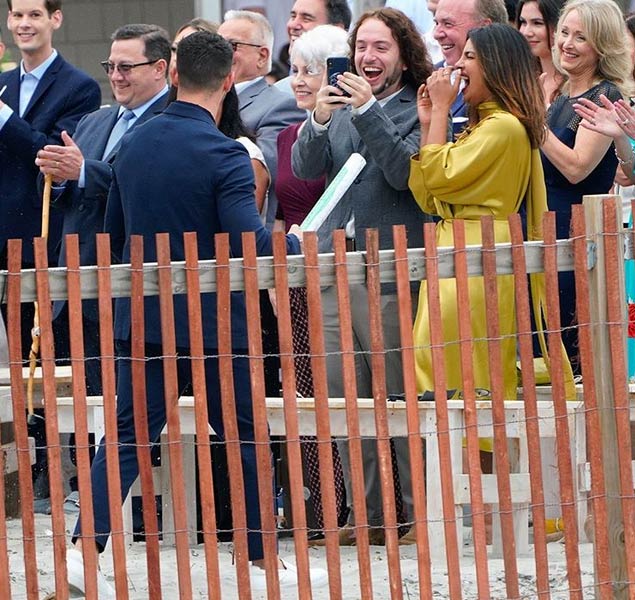 bollywood,priyanka chopra,nick jonas,viral photo