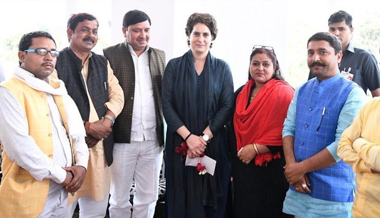 योगी सरकार पर प्रियंका गांधी का हमला, कहा - टीशर्टों की मार्केटिंग छोड़ बीजेपी शिक्षामित्रों पर ध्यान देती