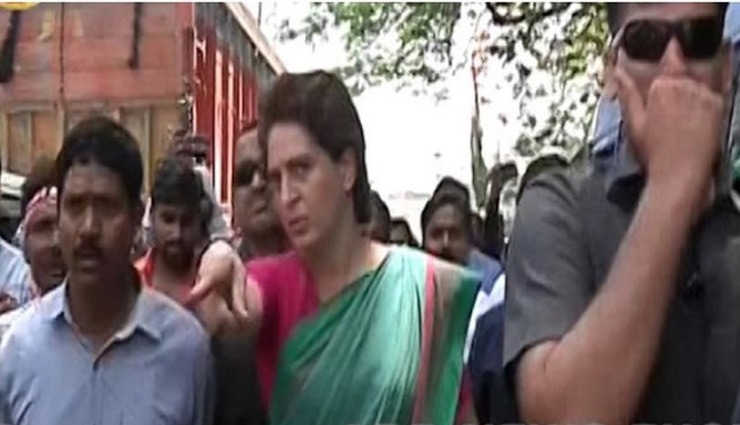 जाम में फंसी एंबुलेंस के लिए सड़क पर उतरीं प्रियंका गांधी