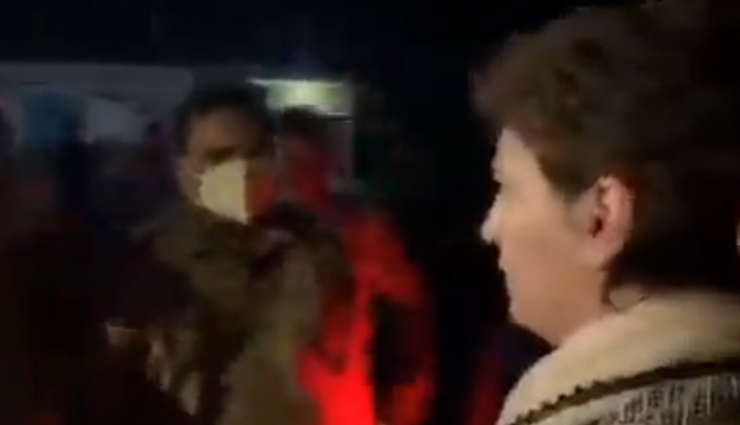 लखीमपुर हिंसा: पुलिसवालों पर भड़कीं प्रियंका गांधी, कहा- 'मैं समझती हूं, छूकर देखो मुझे...पहले जाकर अपने अफसरों मंत्रियों से वारंट लाओ'