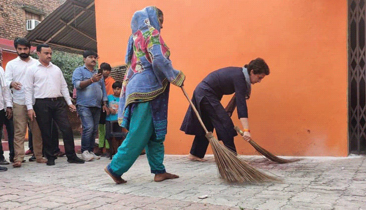 UP: योगी के बयान का प्रियंका ने वाल्मीकि आश्रम में झाड़ू लगाकर किया विरोध, कहा -  CM की मानसिकता दलित विरोधी