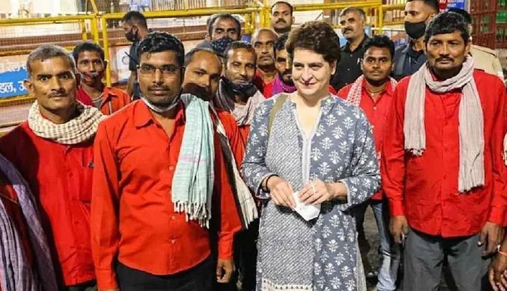 ट्रेन से बुंदेलखंड पहुंचीं प्रियंका गांधी, लखनऊ में की कुलियों से मुलाकात, पूछा हाल-चाल 