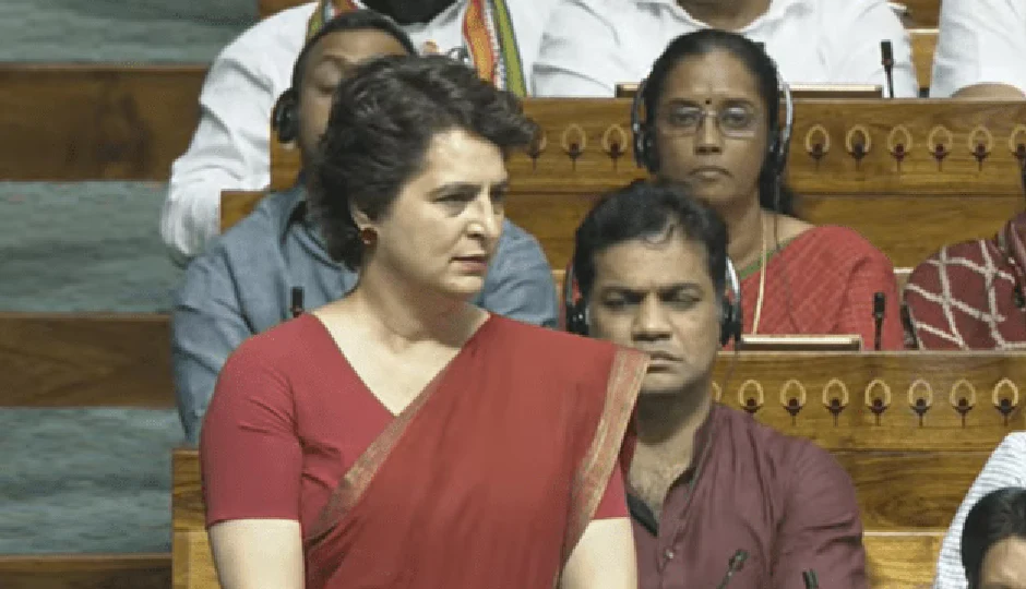 पहलगाम हमले पर लोकसभा में गरजीं प्रियंका गांधी, बोलीं - 26 निर्दोषों को भगवान भरोसे छोड़ दिया