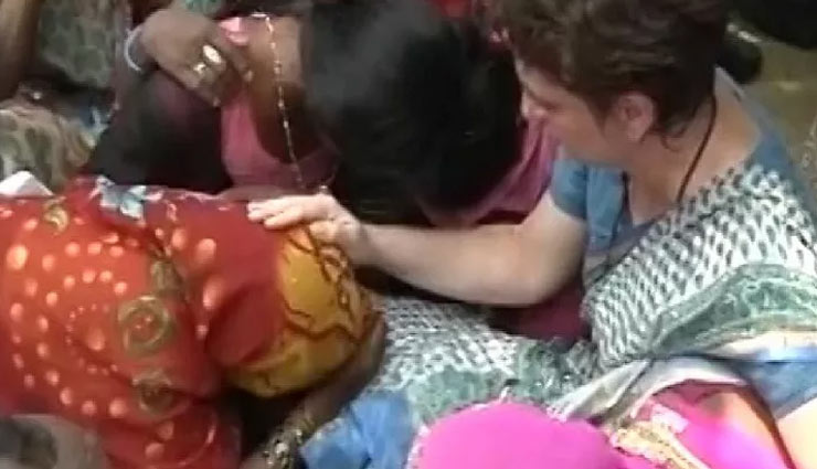 सोनभद्र हत्याकांड: पीड़ित परिवार से मिलने के बाद प्रियंका गांधी ने खत्म किया धरना, कहा - मेरा मकसद पूरा हुआ, पीड़ितों की सुरक्षा जरूरी