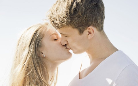 problems from kissing,kiss,intimacy tips ,इंटीमेसी टिप्स, सेक्स टिप्स 