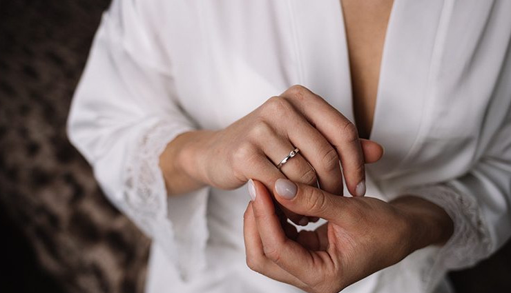 reasons to buy a promise ring,meaning of promise rings,benefits of giving a promise ring,promise ring vs engagement ring,symbolism of promise rings,why give a promise ring,history of promise rings,promise rings for couples,affordable commitment rings,modern promise ring trends