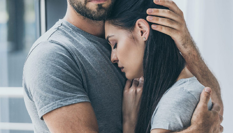 signs he loves you,how to know if he loves you,signs a guy loves you,does he love me,signs of love,love behavior,relationship signs,genuine love signs,signs he’s in love with you,romantic gestures