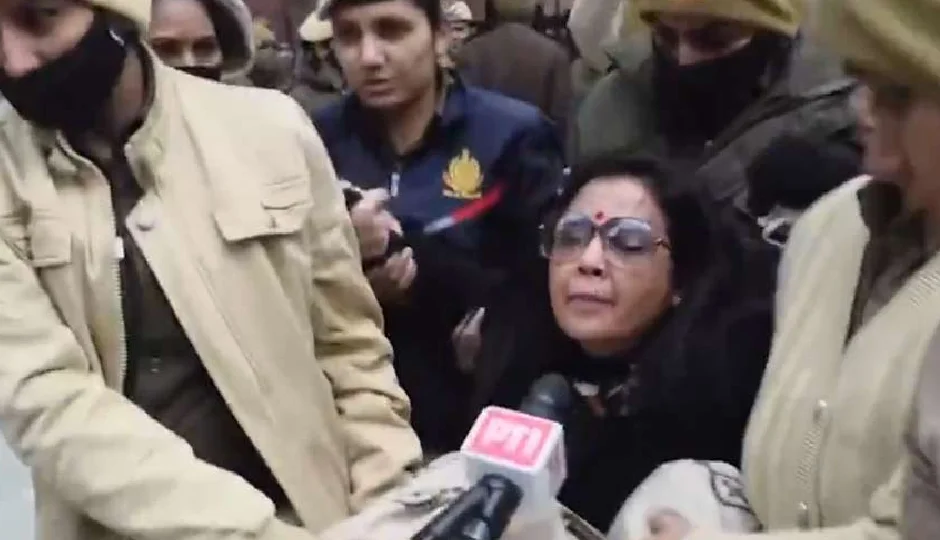 दिल्ली में TMC सांसदों का जोरदार प्रदर्शन, गृह मंत्रालय के बाहर हंगामा; महुआ मोइत्रा और डेरेक ओ’ब्रायन हिरासत में