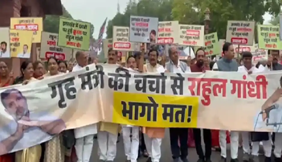 अमित शाह के बचाव में NDA का संसद परिसर में मार्च, राहुल गांधी पर चर्चा से बचने का आरोप