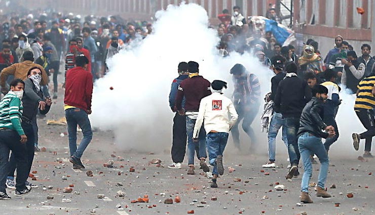 दिल्ली में जामिया के बाद अब सीलमपुर में हिंसक प्रदर्शन-आगजनी, पुलिस पर किया पथराव, कई मेट्रो स्टेशन बंद 