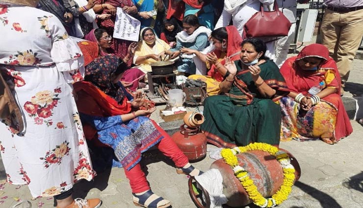 जयपुर : बढ़ती कीमत के विरोध में प्रदर्शन, सिलेंडर पर माला चढ़ा दी विदाई, चूल्हे पर बनाई चाय