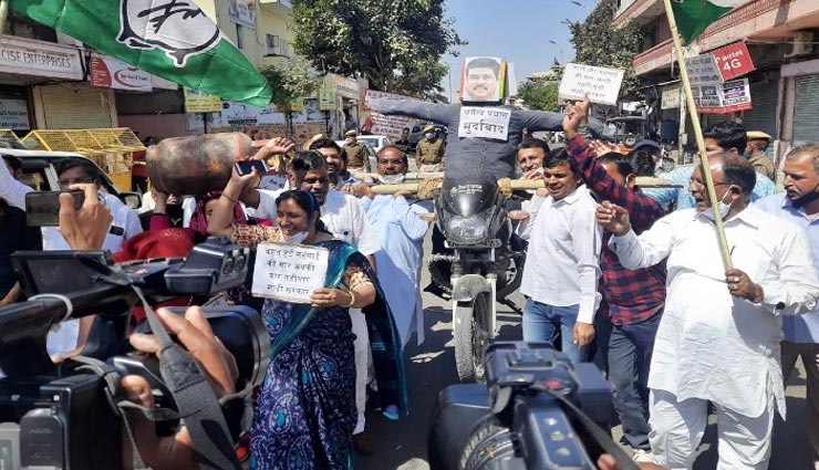 जयपुर : बाइक की शव यात्रा निकाल कांग्रेस ने किया पेट्रोल-डीजल के बढ़ते दामों का विरोध