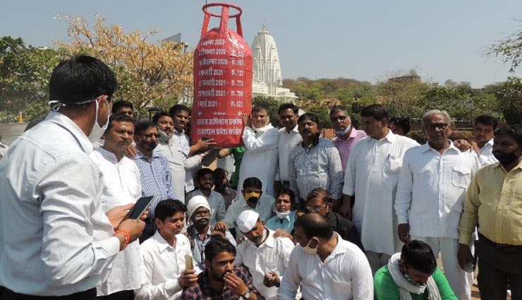 जयपुर : पेट्रोल-डीजल व रसोई गैस की बढ़ती कीमतों के विरोध में कांग्रेस का विरोध प्रदर्शन