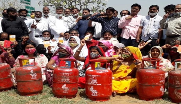 जयपुर : गैस की बढ़ी कीमतों पर मोदी सरकार के खिलाफ हुई नारेबाजी, सिलेण्डर के साथ बैठी महिलाएं
