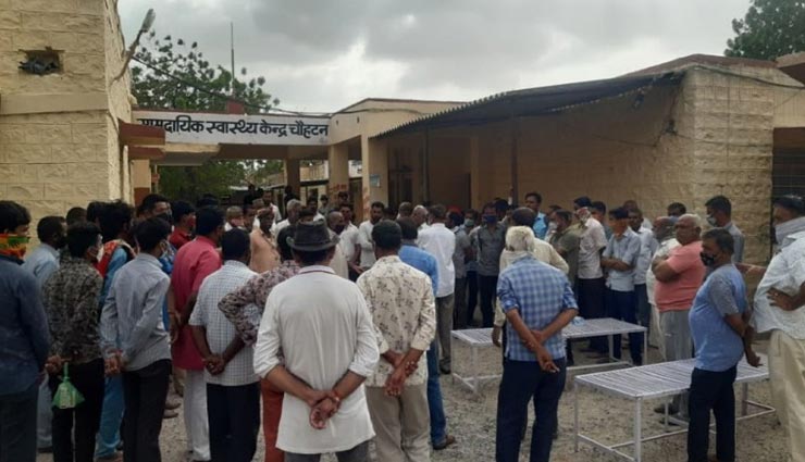 बाड़मेर : डॉक्टरों की लापरवाही ने ली बच्चे की जान! सांप काटने पर अस्पताल पहुंचे लेकिन डॉक्टर नदारद