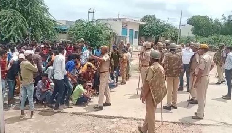 भीलवाड़ा : धार्मिक जमीन को लेकर विवाद में पुलिस पर हुई पत्थरबाजी में पकड़े गए 70 युवक, छावनी में तब्दील गांव