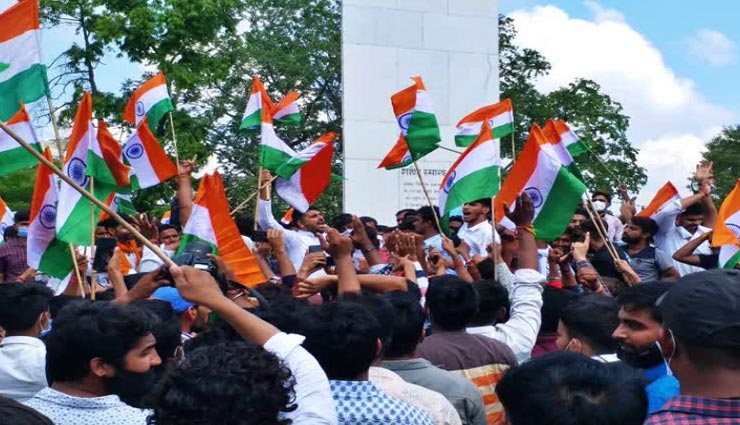 जयपुर : हाथों में तिरंगा लेकर शहीद स्मारक पर इकठ्ठा हुए सैकड़ों छात्र, सरकार के खिलाफ हुई नारेबाजी