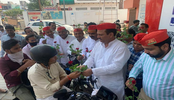 आगरा : पेट्रोल के दाम 100 रुपए पार होने पर सपा ने गांधीवादी तरीके से किया विरोध प्रदर्शन, लोगों को भेंट किए फूल