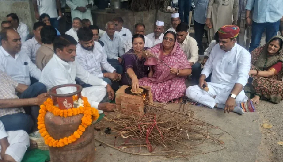 LPG सिलेंडर की कीमतों और कमी को लेकर सीकर में कांग्रेस का विरोध प्रदर्शन, कलेक्ट्रेट के बाहर चूल्हा जलाकर बनाई रोटियां