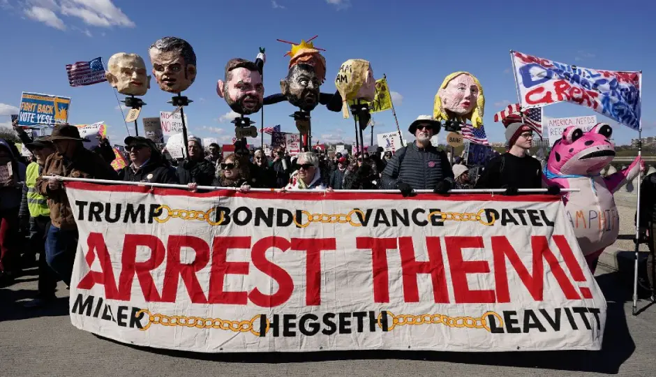 'ताज उतार दो, जोकर'—ईरान संकट के बीच अमेरिका में ट्रंप विरोधी 'नो किंग्स प्रोटेस्ट'; दावा 90 लाख लोगों की भागीदारी का