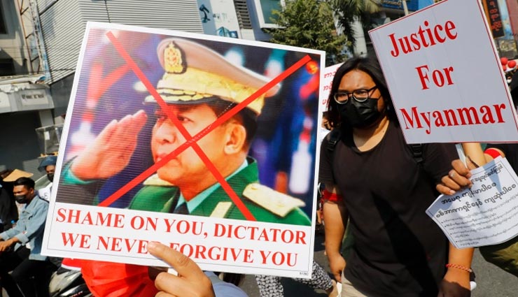 म्यांमार : कर्फ्यू तोड़कर प्रदर्शन के लिए सड़कों पर आए लोग, पांच मीडिया प्रतिष्ठानों के लाइसेंस भी रद्द