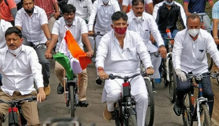 congress,workers,protest,against,rising,petrol,prices,arvind kejriwal,delhi,rahlul gandhi