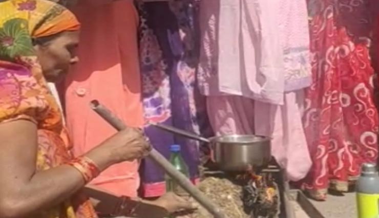 बीकानेर : कलेक्टर कार्यालय के आगे चूल्हे पर चाय बना किया गया सिलेंडर के बढ़ते दामों का विरोध