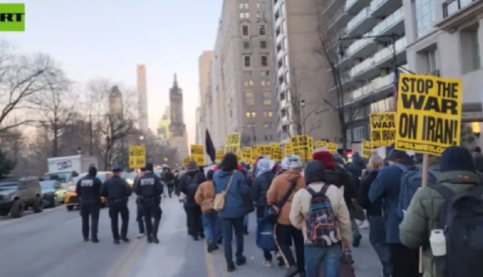 'जंग नहीं, रोज़गार चाहिए', ईरान पर अमेरिकी कार्रवाई के विरोध में न्यूयॉर्क में प्रदर्शन