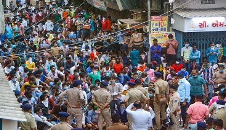 Coronavirus Update- Migrant workers protest in Surat, Police Persuade Them To Vacate Area
