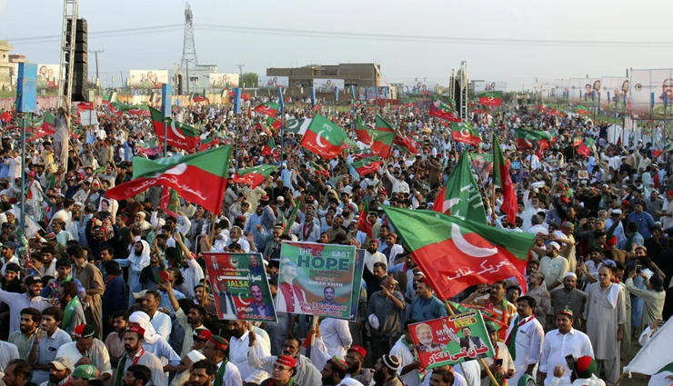 पूर्व प्रधानमंत्री इमरान खान के समर्थन में सड़कों पर उतरे हजारों लोग, किया बड़ा ऐलान
