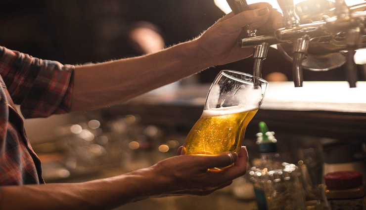 दोस्तों के साथ पब में बैठना पड़ गया महंगा, चार घंटे बिताए और थमा दिया 50 हजार का बिल