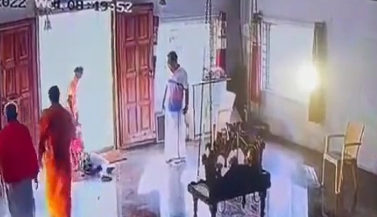 VIDEO: पुजारी ने महिला को घसीटा, थप्पड़ मारकर निकाला मंदिर से बाहर, पढ़े पूरा मामला