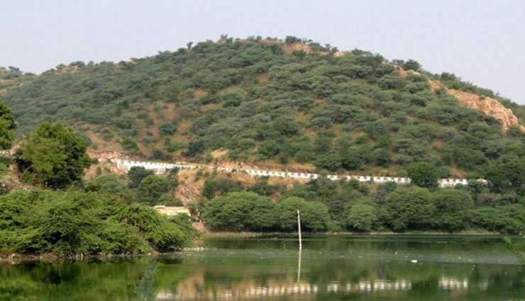 गोवर्धन स्पेशल : रोज़ एक मुट्ठी घट रहा है गोवर्धन पर्वत, कारण पुलस्य ऋषि का श्राप 