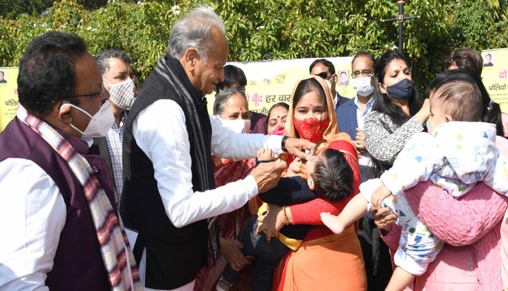 जयपुर : मुख्यमंत्री अशोक गहलोत ने बच्चों को दवा पिलाकर किया पल्स पोलियो अभियान का शुभारम्भ 
