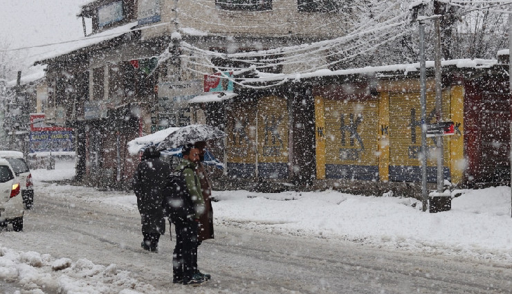 kashmir snowfall,snow in kashmir,kashmir winter,kashmir snow destinations,best places for snow in kashmir,kashmir winter tourism,kashmir skiing,gulmarg gondola,sonmarg snow,pahalgam winter,yusmarg snow,kupwara kashmir,pulwama snow,anantnag snow,bhaderwah snow,gurez valley snow,kashmir honeymoon,kashmir family trip,kashmir adventure travel.