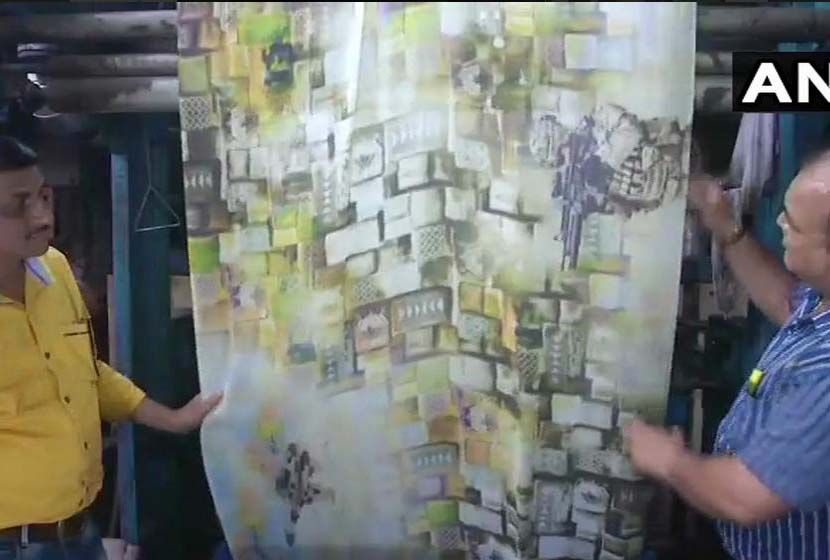 पुलवामा हमला: शहीदों के परिवारों की मदद का अनूठा तरीका, साड़ियों पर इंडियन आर्मी की शौर्य गाथा pulwama terrorist attack,indian army,saree,gujarat,india