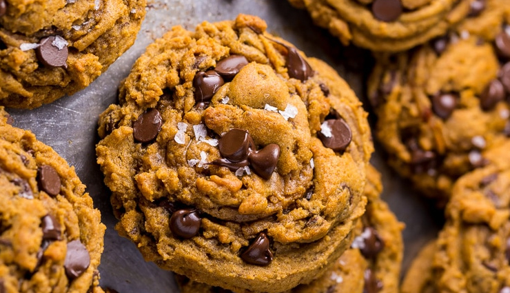 pumpkin chocolate chip cookies recipe,fall pumpkin dessert,easy pumpkin cookie recipe,pumpkin spice chocolate chip cookies,best pumpkin cookie recipe,homemade pumpkin cookies,soft pumpkin cookies,delicious pumpkin chocolate chip cookies,halloween cookies,thanksgiving dessert recipe