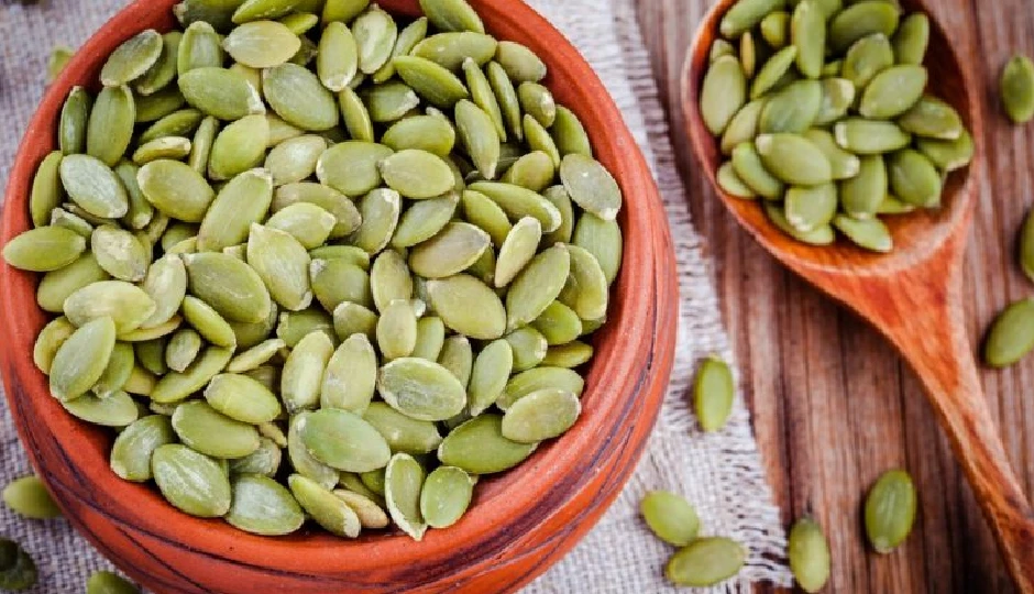 रोज़ाना पंपकिन सीड्स खाने के फायदे, महिला और पुरुष के शरीर पर दिखने वाले असर