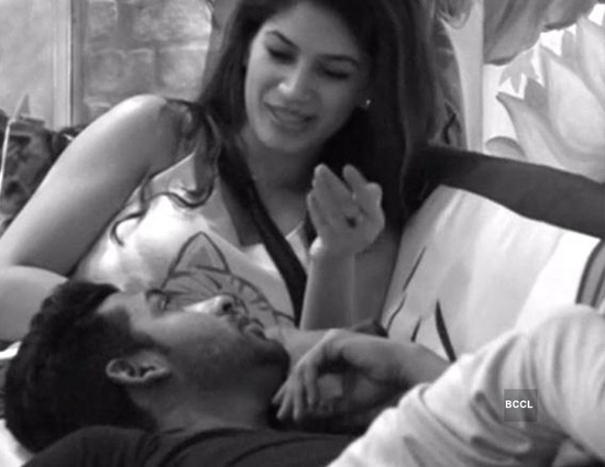 Bigg Boss 11- Love Birds Puneesh And Bandagi on a Fight