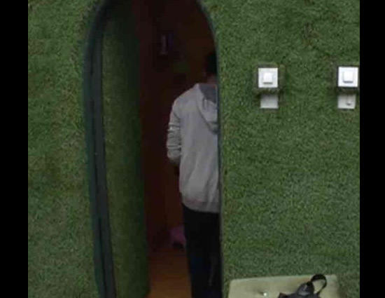 बिग बॉस 11 यहाँ बंदगी घर में उड़ा रही है 'गुलछर्रे', वही यह देख पिता हॉस्पिटल में भर्ती !!