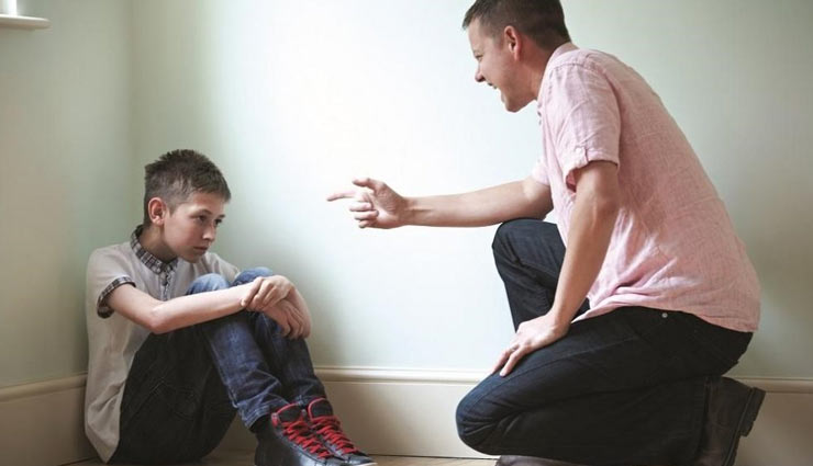 Children's Day : पेरेंट्स का अनुशासन बन रहा बच्चों के लिए सजा, जानें किस तरह पड़ता है उनपर बुरा असर 