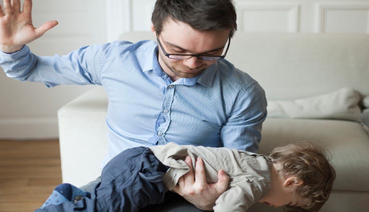 गलती होने पर बच्चों की पिटाई करना नहीं हैं उन्हें समझाने का सही तरीका, जानें क्या करें