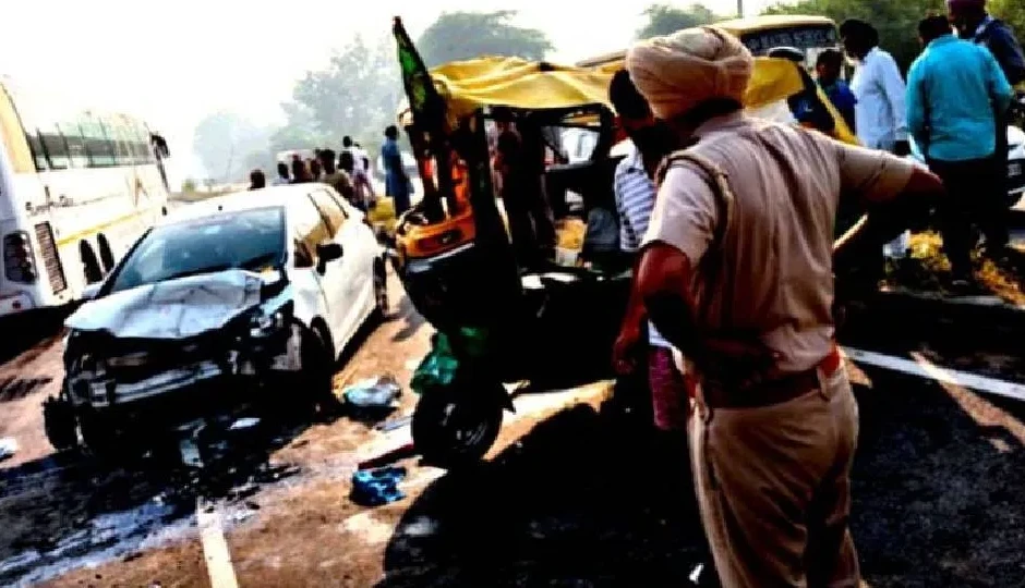 पंजाब के मुक्तसर में बड़ा सड़क हादसा, चलती कार का टायर फटा, ऑटो से भीषण टक्कर, 15 से अधिक लोग घायल, 10 की हालत नाजुक
