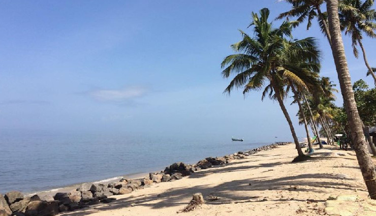 beautiful lakes kerala,vembanad lake,ashtamudi lake,pookode lake,sasthamkotta lake,paravur kayal,punnapra vayalar,akkulam lake,mananchira lake,vellayani lake,kuttanad lake,kerala lakes tourism,kerala backwaters,kerala nature spots,kerala water bodies,kerala travel guide