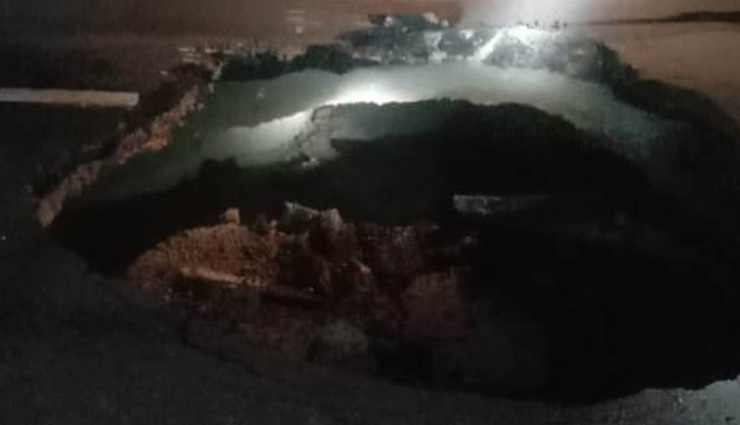 UP: भारी बारिश से पूर्वांचल एक्सप्रेस-वे पर हुआ 15 फीट गहरा गड्ढा, नवंबर 2021 में PM मोदी ने किया था उद्घाटन