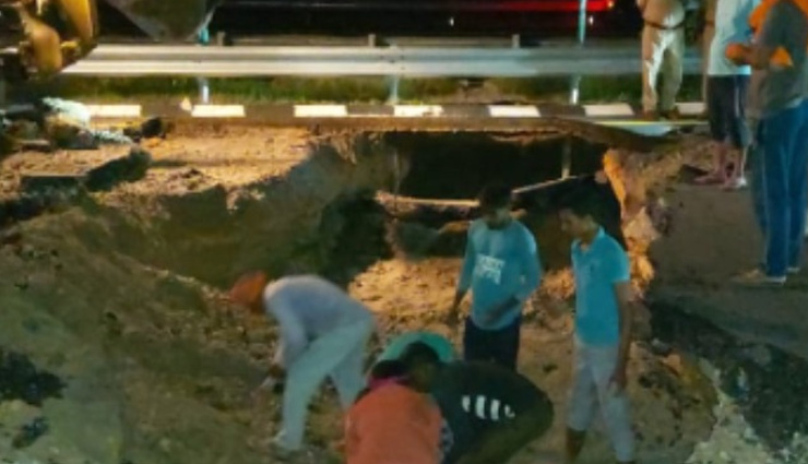 purvanchal expressway,purvanchal expressway caved,purvanchal expressway caved while rain,pm narendra modi inaugurate,uttar pradesh,up news