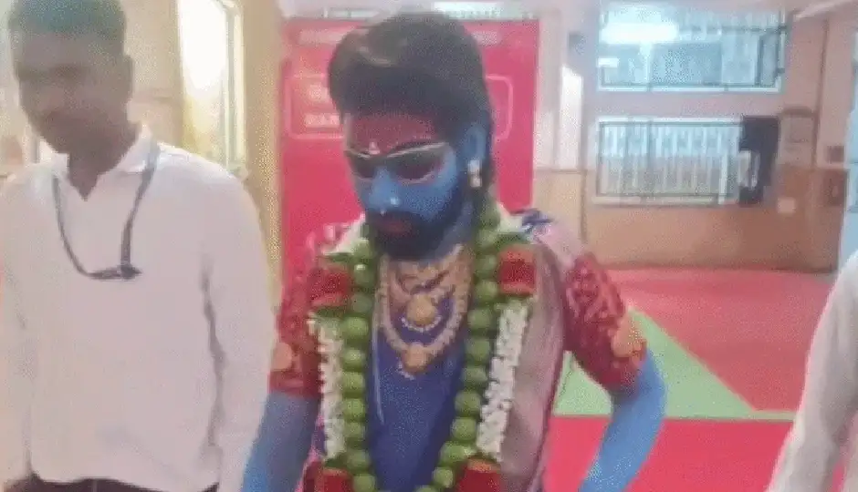 महाकाल के दरबार में ‘पुष्पा राज’ का अजब अंदाज़, साड़ी, नथनी और नींबू माला पहनकर पहुंचा युवक, सुरक्षाकर्मी लेते रहे सेल्फी; वीडियो वायरल पर मचा बवाल