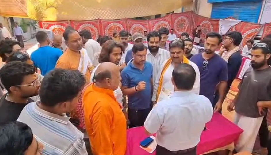 पुष्कर की होटल में मांस पकाए जाने पर तीर्थ पुरोहितों का फूटा गुस्सा, धार्मिक भावनाएं आहत होने का लगाया आरोप