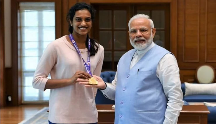 विश्व चैम्पियन पीवी सिंधु की मोदी से मुलाकात, मेडल पहनाकर पीएम ने दिया उज्जवल भविष्य का आशीर्वाद