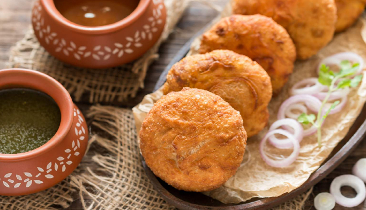 घर पर ही बनाए हींग के स्वाद से भरी स्वादिष्ट प्याज की कचौड़ी #Recipe 